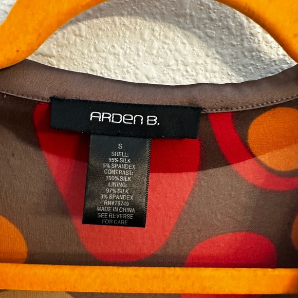 Arden B Silk Blouse in multi colored circle design. Ruffled sleeves size Small. - Picture 2 of 4